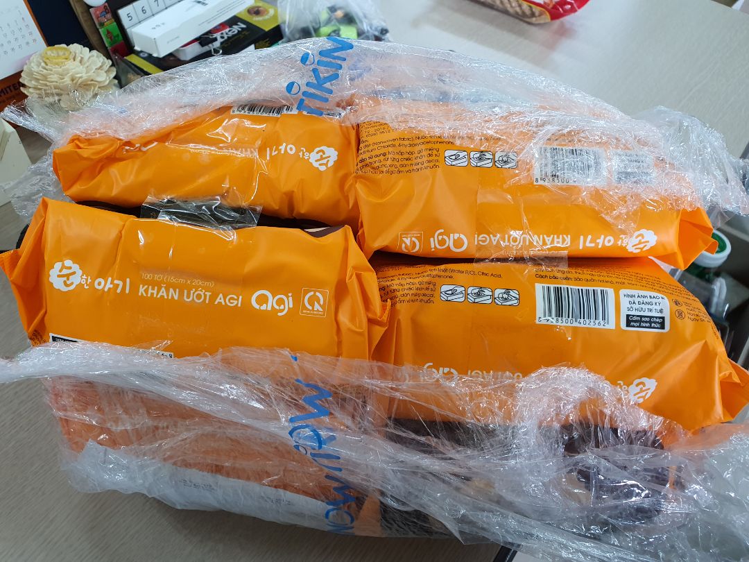 Shop chuẩn bị và giao hàng nhanh, đặt chiều hôm qua sáng nay hàng đã đến luôn. Gói khăn thiết kế bắt mắt, ngộ nghĩnh, giá thành hợp lý, date còn khá mới. Loại này dùng rất thích, độ ướt vừa phải, shop giao loại không có mùi còn trước mình mua ở siêu thị loại hương nhẹ nên mùi cũng rất nhẹ nhàng không bị gắt. Hơi buồn xíu là mình lấy 2 set (10 bịch) mà shop giao cùng 1 mẫu hết.