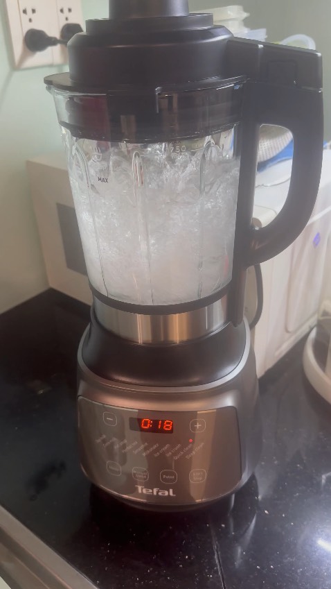 *** thử thì mịn lắm ko có bị lợn cơn bã. Shipper tiki giao 2h siêu nhanh dù sg hôm nay mưa siêu to. 🫶