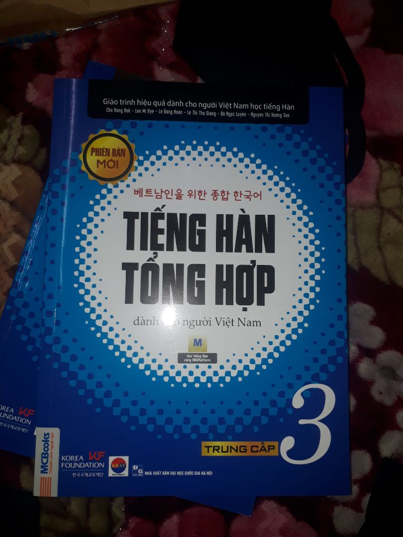 Sách đẹp lắm mọi người ạ. Khác hẳn sách photo ở trường. Sách này còn có mã truy cập MCBOOKs để học nữa ạ. Mua vào đợt flashsale rẻ lắm ạ!!