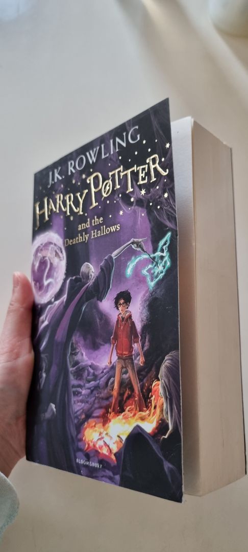 Sách nhập khẩu nhưng vẫn rất mới, được bọc nilon cẩn thận, cầm nhẹ tay. Tiki giao cực nhanh. Hơi bụi chút nhưng lau đi là ok. Tuy nhiên chữ hơi nhỏ so với sách trong nước mình thường đọc.