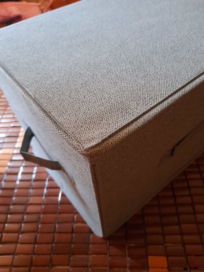 ok đã nhận được hàng, hàng giao khá nhanh, được bọc cẩn thận, không có vấn đề vận chuyển, chỉ có là mép trái của nắp hơi nhăn nhìn hơi khó chịu nhưng cũng không ảnh hưởng nhiều, điểm trừ duy nhất là nắp dễ tuột xuống bên trong nhưng vì còn để đồ bên trong và được cất trong tủ nên không vấn đề. Mình vẫn đánh giá năm sao, chất lượng vải rất đẹp, thiết kế chắc chắn, nên mua :)