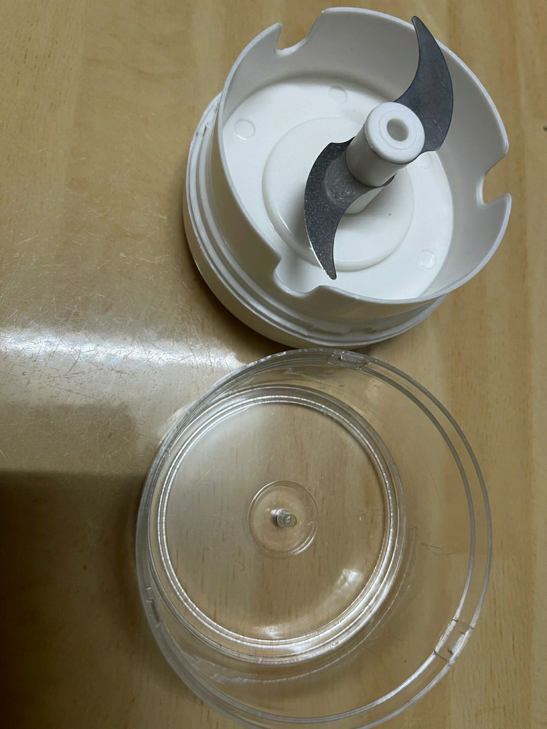 Shop đóng gói sản phẩm cẩn thận và chắc chắn , giao hàng nhanh , máy xay tỏi ok rất tiện và nhanh 👍