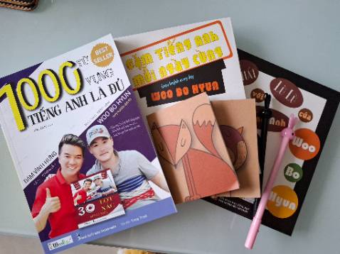 Mua sách thì chỉ lên Tiki mua thôi. Sách đẹp, cứng cáp, đóng gói cẩn thận, giao hàng siêu nhanh. Ko hiểu sao mua combo 3 cuốn lại rẻ hơn combo 2 cuốn, còn đc tặng thêm quà xinh.