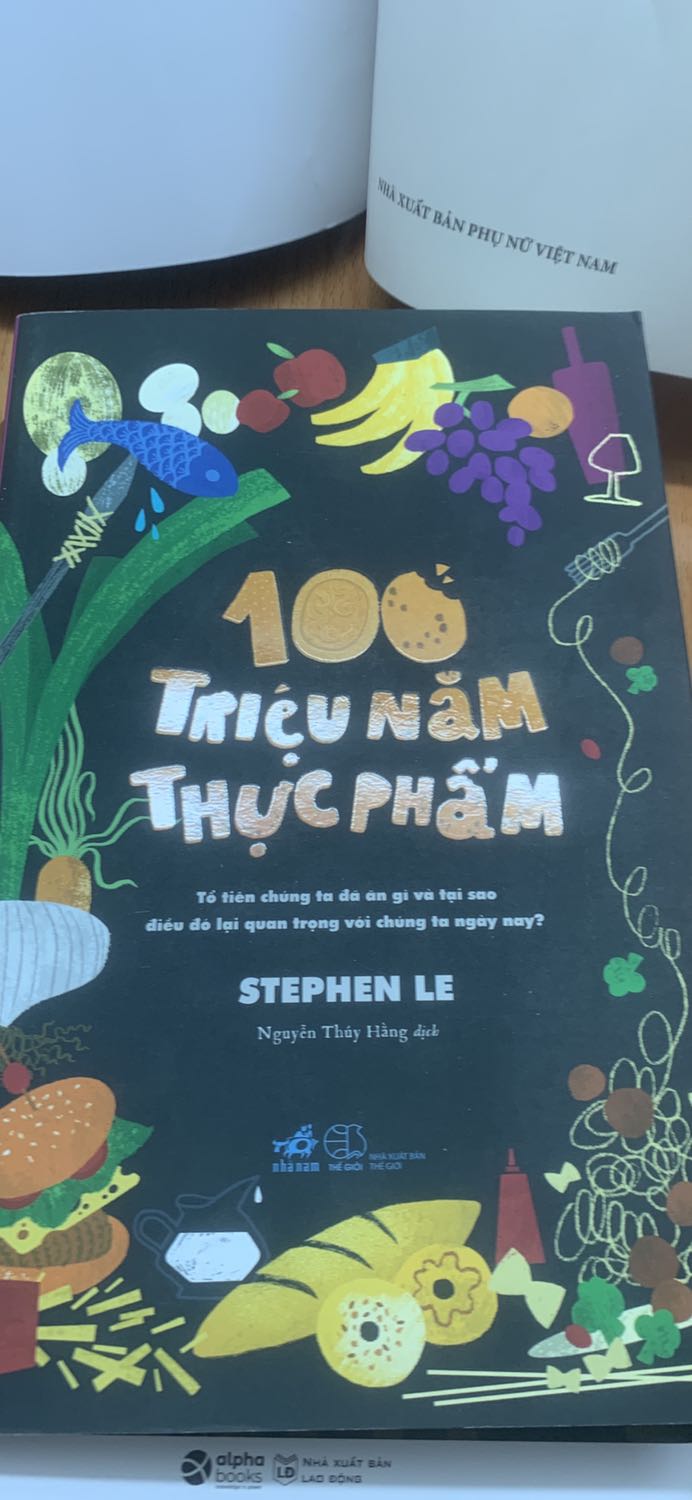 Sách do tác giả người Việt Nam sống ở Canada viết, vì vậy kiến thức bên trong cũng phù hợp một phần với văn hoá ẩm thực Việt Nam và dễ áp dụng hơn, bìa sách thiết kế đẹo và sinh động, tiki gửi nhanh, sách ko có bọc bóng kiến, nhưng sách vẫn đẹp, ko bị ảnh hưởng gì