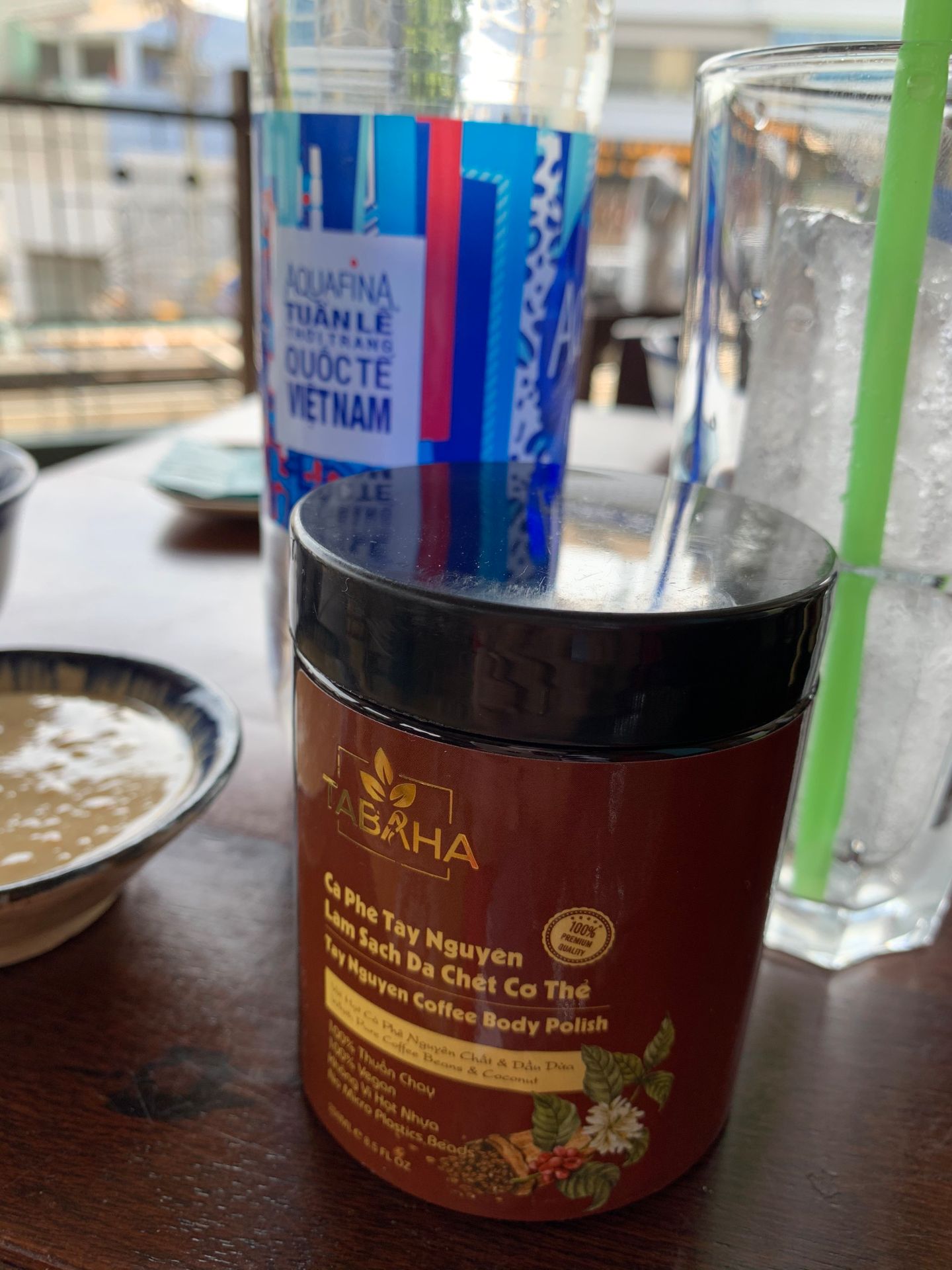 Rất thơm mùi cà phê luôn. Ông ck mk bị nghiện mùi này á. ông bảo là cả nhà e từ nay dùng loại này thôi. Tắm vừa sạch, mịn da. Rất thơm mùi cà phê luôn. Ông ck mk bị nghiện mùi này á. ông bảo là cả nhà e từ nay dùng loại này thôi. Tắm vừa sạch, mịn da.