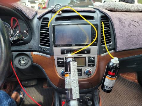 Xe mình đời 2008 đã cũ rồi nên mình mua 2 bình luôn, xịt hết 2 bình và để máy lạnh chạy 15p mở toang cửa như hướng dẫn. Đồng thời mình cũng thay luôn miếng lọc gió máy lạnh.

Kết quả rất hài lòng, đã xử lý được mùi ẩm mốc cũ, lúc mới xịt thì mùi hương vừa phải không xốc không hăng. Để xe trong tầng hầm mỗi sáng mở cửa ra nghe hương thoang thoảng. Trong 3-4 tuần đầu trong xe luôn có hương thơm mát dễ chịu. Giờ sau gần 2 tháng đã hết mùi hương, nhưng hoàn toàn k còn mùi ẩm như trước