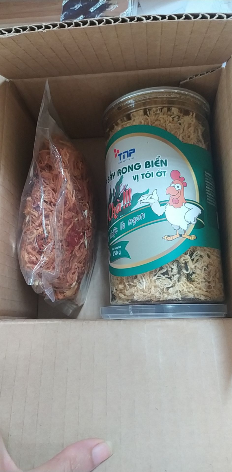 mình từng mua ở siêu thị. Ăn thấy vị ngon, ổn. mình thích với gà sấy chua cay ( k phải vị chua như chanh) Hôm nay mới thấy bán trên tiki. ? Giao hàng nhanh