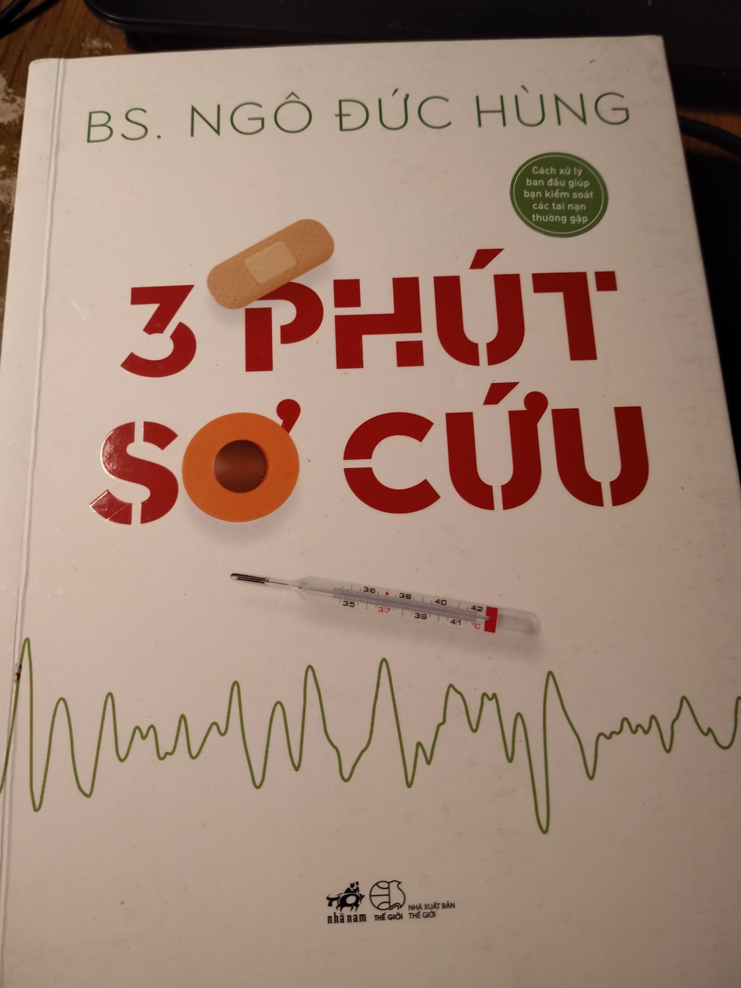 khỏi bàn về nội dung sách đi vì sách chắc chắn tốt r
nhưng về quyển sách này thì lần này mk có cảm giác như sách cũ vậy, màng sách bị loang lổ, bị xước bìa và bụi, k biết có phải do quá trình vận chuyển hay k. Còn nữa cả 3 cuốn sách mk mua đều thấy bụi khá nhiều so vs mọi lần, và đêù kco bọc