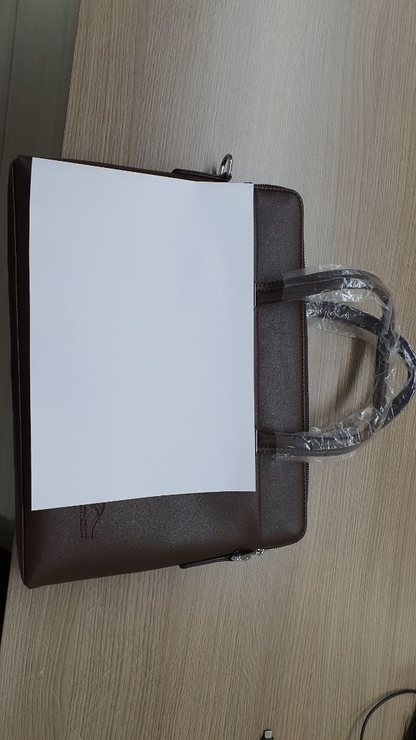 Khá tốt, gần giống hình mẫu. khác ở chỗ hình mẫu là túi có 2 ngăn (2 dây kéo), thực tế là túi 1 ngăn. kích thước túi chỉ lớn hơn 1 tờ A4 1 tý, nhỏ hơn nhu cầu. nếu hình mẫu có kích thước thì sẽ tốt hơn