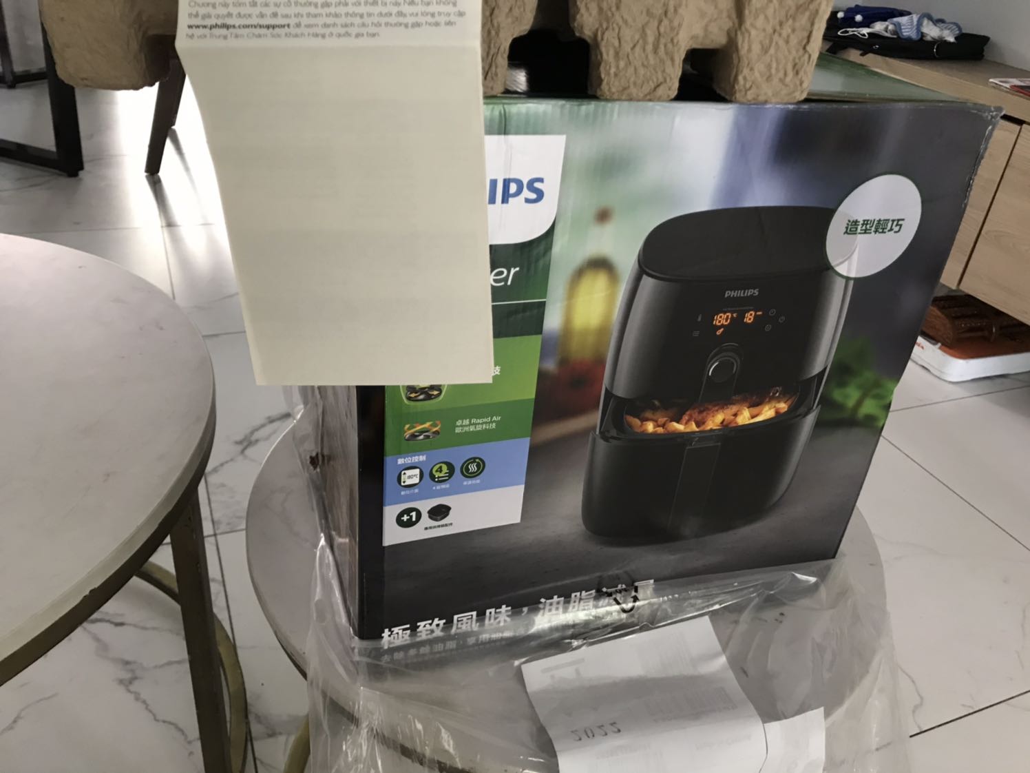 Sản phẩm okey, nhận được hàng chính hãng, có phiếu bảo hành đầy đủ, hướng dẫn kèm theo có 5 ngôn ngữ
Khay chiên nhỏ nhưng tổng thể nồi cũng khá to (bằng nồi cơm điện)
Chức năng chiên không dầu cơ bản của nồi này cũng không quá nổi trội so với các thương hiệu khác, được cái vệ sinh dễ dàng và độ hoàn thiện sp Phillip nhìn okey.