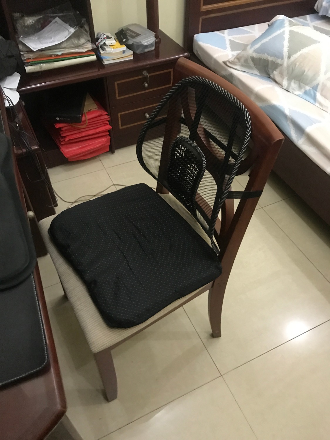 Do làm việc trên máy tính nhiều nên mình rất hay bị mỏi và gù lưng, dẫn đến đau lưng. Vấn đề của nhiều ghế ngồi hiện nay là thiếu thiết kế để hỗ trợ nâng đỡ phần lưng dưới, nên dù bạn cố gắng ngồi thẳng trong khoảng thời gian dài sẽ dẫn đến rất mỏi lưng. Tấm lưới này rất mát và thoáng, đồng thời ko quá cứng, hỗ trợ 1 lực vừa đủ để bạn có thể ngồi thẳng lưng mà không bị mỏi. 70k thật sự là rất rẻ so với chất lượng, 5 sao.