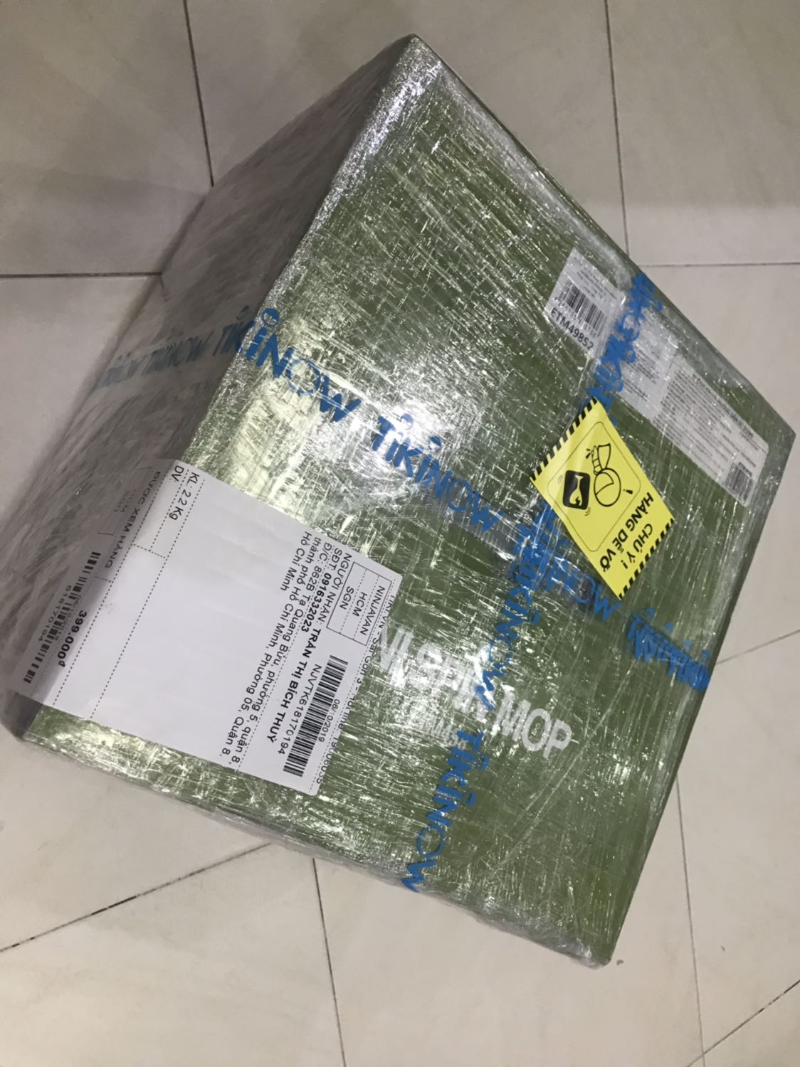 Mình mua được giá tốt 399k tặng thêm 2 bông lau. Tổng có 4 cái bông lau thay ^^ hàng gói cẩn thận, bên trong đẹp... không khác với siêu thị mà giá tốt hơn. 

Lock&Lock có 2 mẫu thùng này lận. Loại màu xanh nhạt thì rộng hơn xíu, bông lau to hơn loại này. 

Nói chung cả 2 đều ok. Bạn nào thích bông lâu dầy, thùng màu sáng để siêng vệ sinh thì nên chọn mẫu xanh nhạt. Ngược lại thì chọn màu này nhé ^^