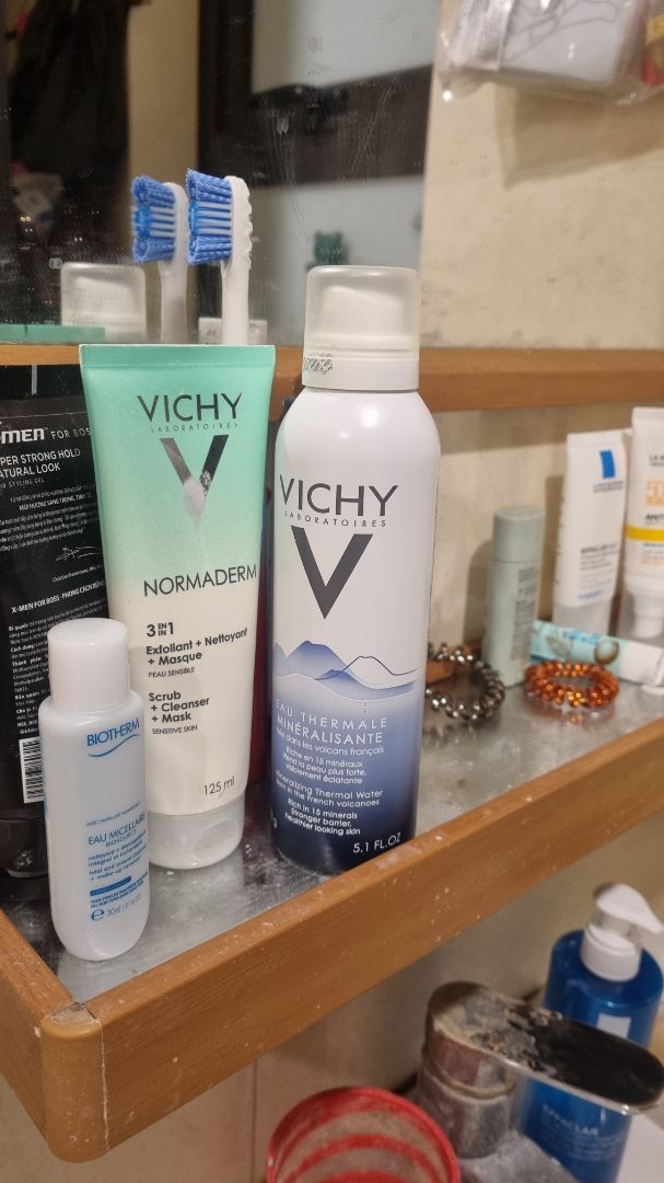 Nước xịt khoáng mát dịu cho da. Lần trước mình mua chai to toàn bị hỏng vòi xịt khi còn 1/5 chai. Lần này mua chai bé hơn xem sao. Có vẻ chai bé vòi xịt tốt hơn.