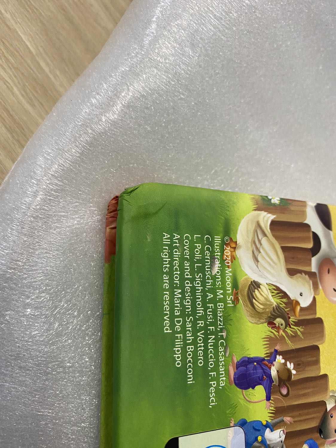 Sách in đẹp, chữ to dễ đọc, tranh vẽ màu sắc sặc sỡ.
Gửi riêng cho nhà cung cấp: sách bị nát ở góc, khả năng do rơi mặc dù có bọc giấy xốp. Hi vọng lúc đóng hàng, NCC để ý hơn.