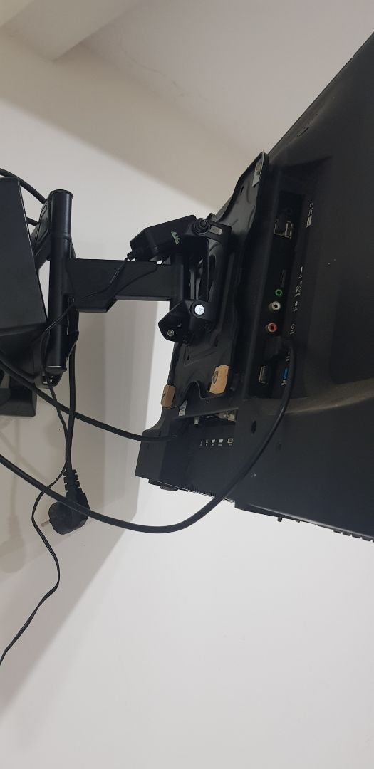 gọn gàng nhưng rất chắc chắn, dễ dàng điều chỉnh tivi đi mọi hướng mình mong muốn.....