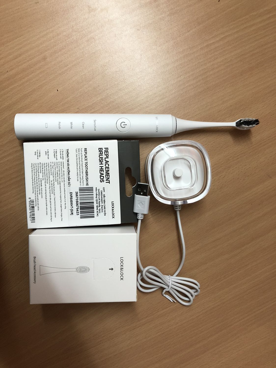 Tay cầm nhỏ gọn, nhẹ, có độ bám tốt. Có 4 tốc độ đánh phù hợp với nhu cầu sử dụng.
Về thời gian sử dụng, tốc độ sạc chưa ***. Đầu sạc usb nên mua thêm củ sạc ạ.
Bộ gồm tay cầm, 3 đầu bàn chải, sạc. Mua dịp sale 50% + tặng thêm 4 đầu bàn chải 😁