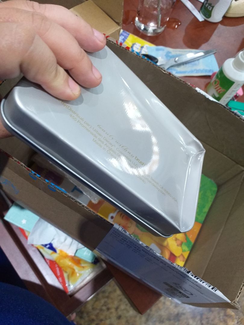 Đủ số cọ, chưa sử dụng ko biết ra sao mà nhìn cái hộp bị biến dạng mặc dù vẫn đóng nắp hộp lại được!