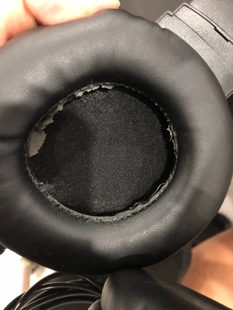 Sp rẻ thì chấp nhận k xịn nhưng không thể mới mua về mà rè . Và da bị bong được . 
Yêu cầu hoàn hàng