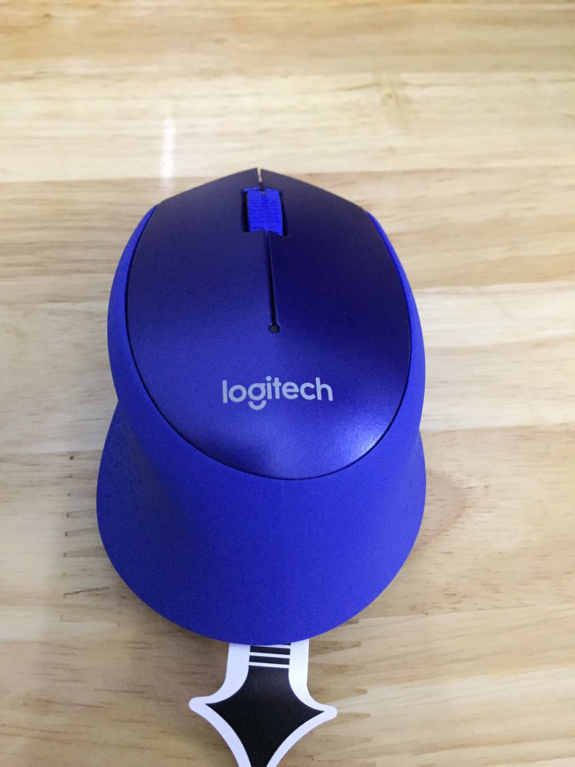 Thấy các bạn chê nhiều chứ mình thì thấy mọi thứ ok
- Hàng nguyên seal, chưa bóc hộp
- số seri trên hộp khác với trên chuột là bình thường, vì nguyên seal thì ko tráo đổi
- đế cao su có hơi dính sẵn là bình thường vì rõ ràng là chuột mới thì ko thể qua sử dụng như một số bạn trước đó comment
- connect nhanh, mượt, chưa thấy giật lác gì
- kích thước cầm tay vừa vặn, giá cả hợp lý