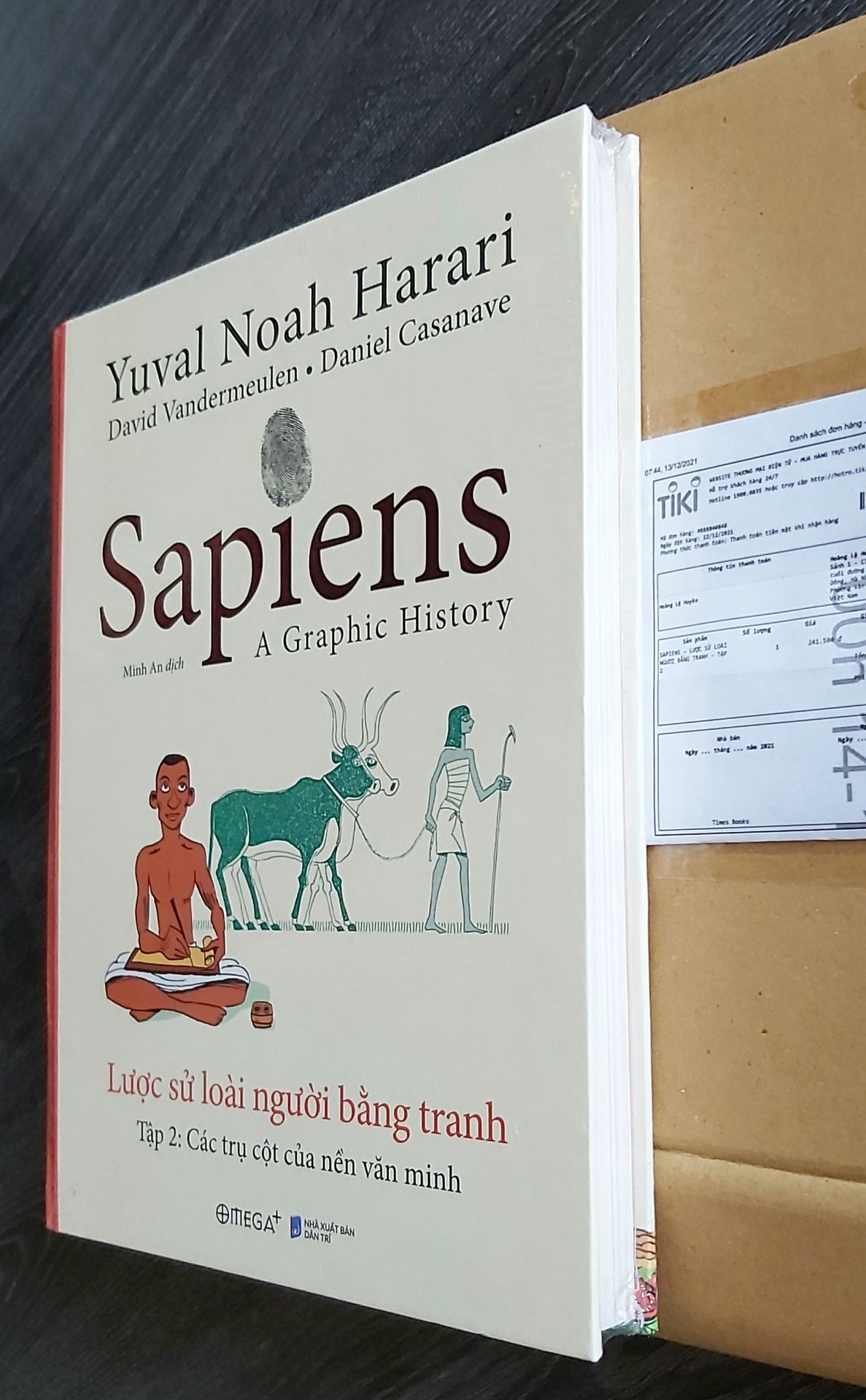 Cuốn sách này dành cho độc giả từ 13 tuổi trở lên và lười đọc chữ 🤩 "Tập 2 của bộ sách mang tên Các trụ cột của nên văn minh trình bày về một chương quan trọng trong sự phát triển của nhân loại: Cách mạng Nông nghiệp. Với bối cảnh hài hước cùng các nhân vật quen thuộc như Yuval, Zoe, Giáo sư Saraswati, Bill và Cindy, Thám tử Lopez và Tiến sĩ Hư cấu, chúng ta lại tiếp tục du hành theo dòng lịch sử để tìm hiểu về cuộc sống của con người sau khi biết làm nông, cùng với đó là sự xuất hiện của chữ viết, giai cấp, sự bất bình đẳng, v.v.. Đầy sự dí dỏm với các nhân vật sinh động, câu chuyện được kể theo cách có thể thu hút cả những người thường không quan tâm tới khoa học và lịch sử. Đây sẽ là cuốn sách tuyệt vời dành cho bạn"
Mình nhận được nhiều ưu đãi từ nhà sách Times Books và dịch vụ Tiki, mình mua được giá ui thương 125k 🥰. It's great. Like & Thanks!