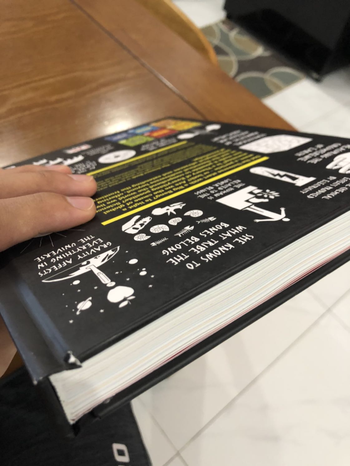 Sách đẹp, đáng tiền ở chỗ nguyên tác tiêng Anh. Mình không bàn chất lượng giấy in vì thật sự nó mỏng hơn của nxb Đông A chút xíu, nhưng chất lượng như nhau. Tuy nhiên sách của DK lại ko có bìa ngoài để làm tăng giá trị quyển sách. 
Comment với tiki là sách giao bị rách chút xíu như trong hinh. Ngoài ra mình có yêu cầu bọc sách nhưng lại không làm.