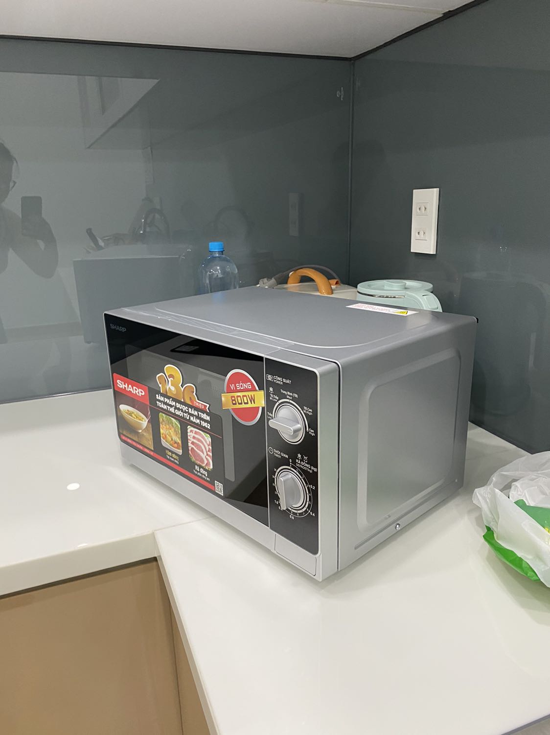 mặc dù hẹn T7 nhưng T6 đã giao rùi, shipper đt báo trc 1 tiếng để confirm mình trc khi ship. lò vi sóng rất đẹp so vs các loại cùng dòng. lúc đóng/mơ kêu khá to tuy nhiên điều này là bthg. giá rất oke lun mình trả bằng thẻ visa nên chỉ còn 1370k, quá hợp lí.