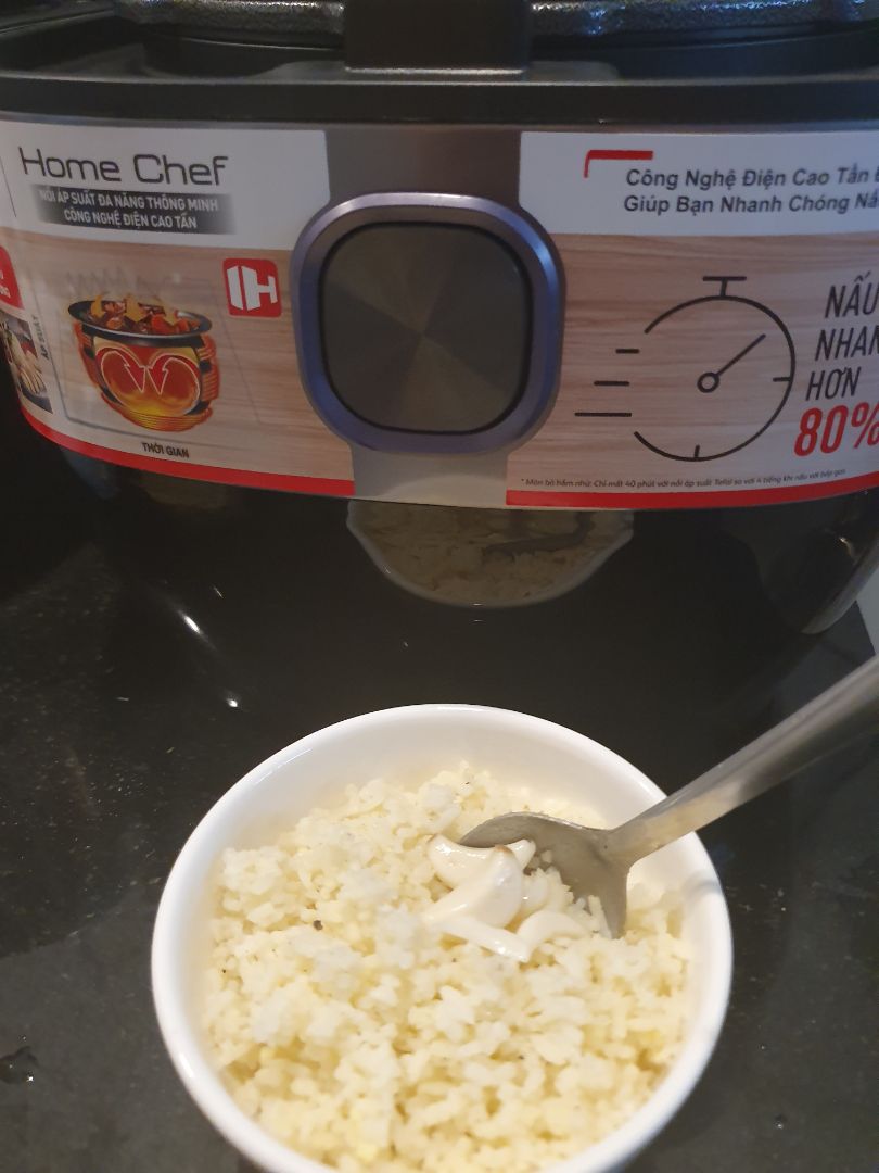 Mua hôm sale giảm còn 4,3 triệu được tặng thêm ấm đun nước. Mình ngắm cái này vì có chức năng xả áp suất tự động cho an toàn, không phải ấn xả như các nồi khác, tiền nào của đó. Mới *** thử cơm chiên trứng thấy oki, thấy nồi to vậy chứ nấu nướng đa năng, gọn gàng hơn. có điều là lòng nồi các đời sau của tefal ko còm làm bằng gang như nồi cơm điện tefal mình đang xài. Mà cho hỏi làm sao để kích hoạt bảo hành. Mình không thấy có phiếu bảo hành đi kèm. Tiki và Tefal vui lòng hỗ trợ kích hoạt bảo hành giúp mình.