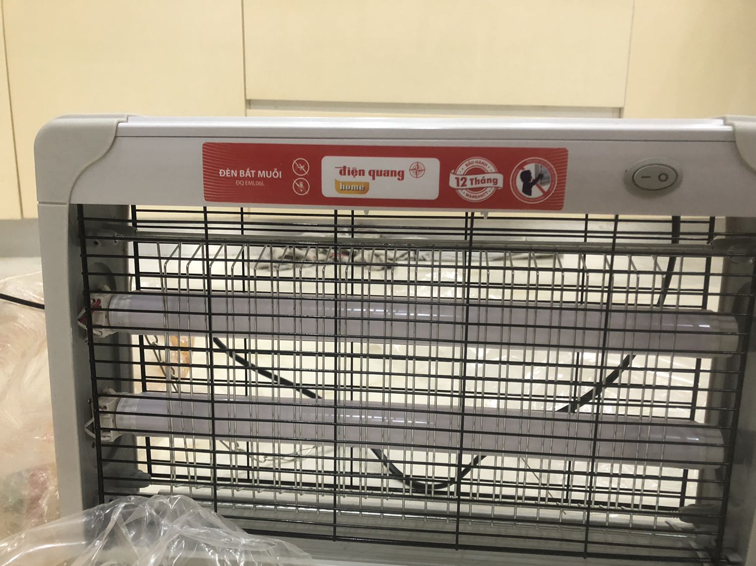 Tôi mua 2 máy bắt muỗi điện quang. Shiper k cho kiểm hàng trước khi nhận. Yêu cầu chuyển tiền lấy hàng rồi kiểm.
Kiểm tra: 1 máy bị bể nút nhựa cài thanh sắt
Máy 2 : hư công tắc bật, nằm yên vị trí , k bật qua bật lại được