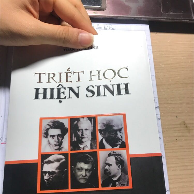Sách còn nhiều lỗi sai chính tả, chất lượng in thấp cực nhiều chữ bị mất nét, dấu câu nhưng bù lại sách viết rất dễ hiểu đối với đứa hs cấp 3 chưa từng tiếp xúc với triết học bao giờ, mình đọc rất dễ bị cuốn theo.