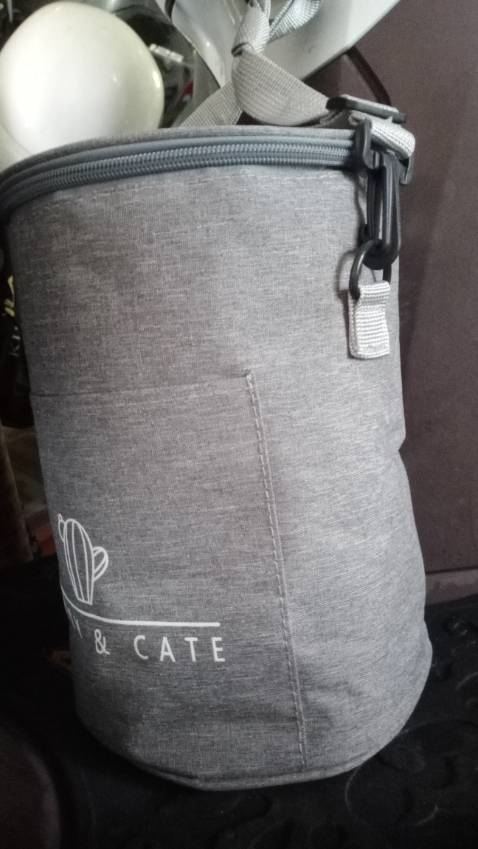 Hộp cơm này rất tiện lợi. Mình đã nấu thử cơm và thức ăn, 2 lần. Lầu đầu lượng thức ăn ít nên mình đổ 1 cốc nước dưới đế nồi và chờ 30 phút sau, điện tự ngắt (đèn tắt). Sau đó mình chờ thêm 15 phút nữa mới giở ra, cơm và thức ăn chín ngon. Lần 2, lượng thức ăn nhiều hơn nên mình đổ 1,5 cốc nước, chờ 60 phút điện tự ngắt. Mình giở ra liền để xới cơm, rồi đậy 2 nắp nhựa lại, sau đó gài hộp lại cho vào túi, treo lên xe, rất là gọn(để từ 6h đến 9h sáng mà mình đưa ngón tay vào trong sờ thử thì thấy còn ấm có lớp bạc bên trong chắc sẽ giữ nhiệt được lâu). Mình nghĩ nếu trưa muốn ăn nóng thì đổ nửa cốc nước vô đế hộp và cắm điện lên thì khoảng 15 phút là có ngay cơm nóng hổi để dùng. Hộp cơm này tiện lợi thật, rất cảm ơn người đã sáng chế ra hộp cơm này, cảm ơn shop và tiki đã kinh doanh sản phẩm để người dùng như mình được trải nghiệm một sản phẩm thiết thực... Mình có quay video nữa mà sao trong mục đánh giá này không thấy chỗ để tải video lên, buồn ghê vậy đó. Hình cơm và thức ăn trong đánh giá này là của lần nấu đầu tiên. (Lần 2 quay video mà giờ không biết cách đưa lên.hic)