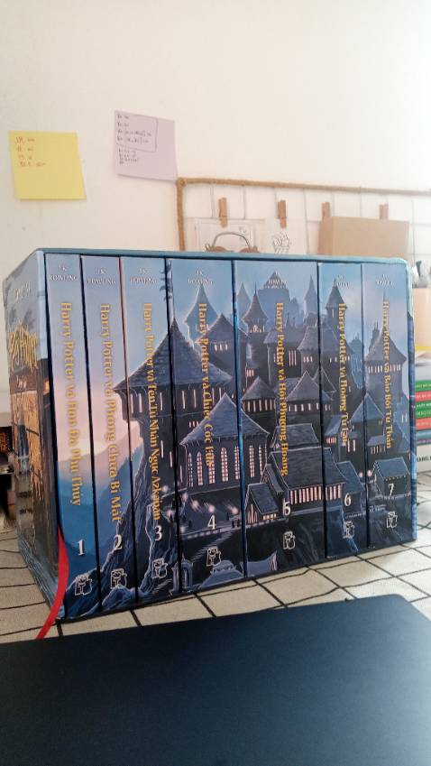 Lần đầu tiên mua bộ boxset mà m thấy thất vọng lun ấy. M dành số tiền tiết kiệm lớn để mua bộ này vì thích quá nhưng nhận hàng về lại hơi buồn. Mới về thì hộp gói bên ngoài bị rách hết, móp méo khủng khiếp. Mở ra thì box bị dập khá nhiều ở góc, gáy sách cũng bị trầy, box dính nhiều keo mà m phải lấy khăn lau mãi mới hết, box cũng lỗi khá nhiều nữa. Còn đồ họa và hình trang trí thì m không bàn đến vì quá ưng rồi. Nhưng có lẽ lối dịch không hợp với m lắm và có đôi chỗ sách ghi sai chính tả nữa nên m thấy không hài lòng cho lắm. Bù lại mỗi quyển có 1 bookmark riêng và nhìn chung thì truyện cũng hay lắm a. Chỉ mong NXB Trẻ và Tiki chú ý hơn trước khi mang sách đến tay người tiêu dùng