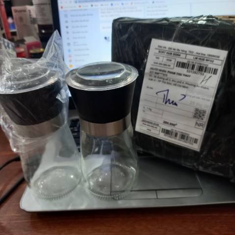 Hàng giả không bao bì nhãn  mác. Chất lượng không bằng hàng trung quốc. Lọ bẩn thỉu nhem