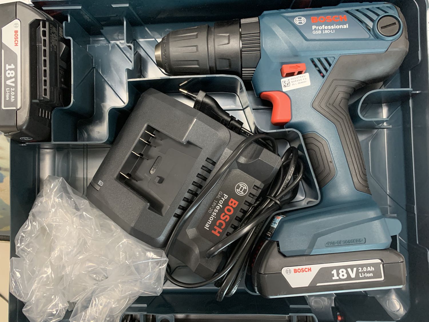 Giao hàng nhanh. Đúng hàng bosch made in malaysia. Hai pin một thân máy một đế sạc