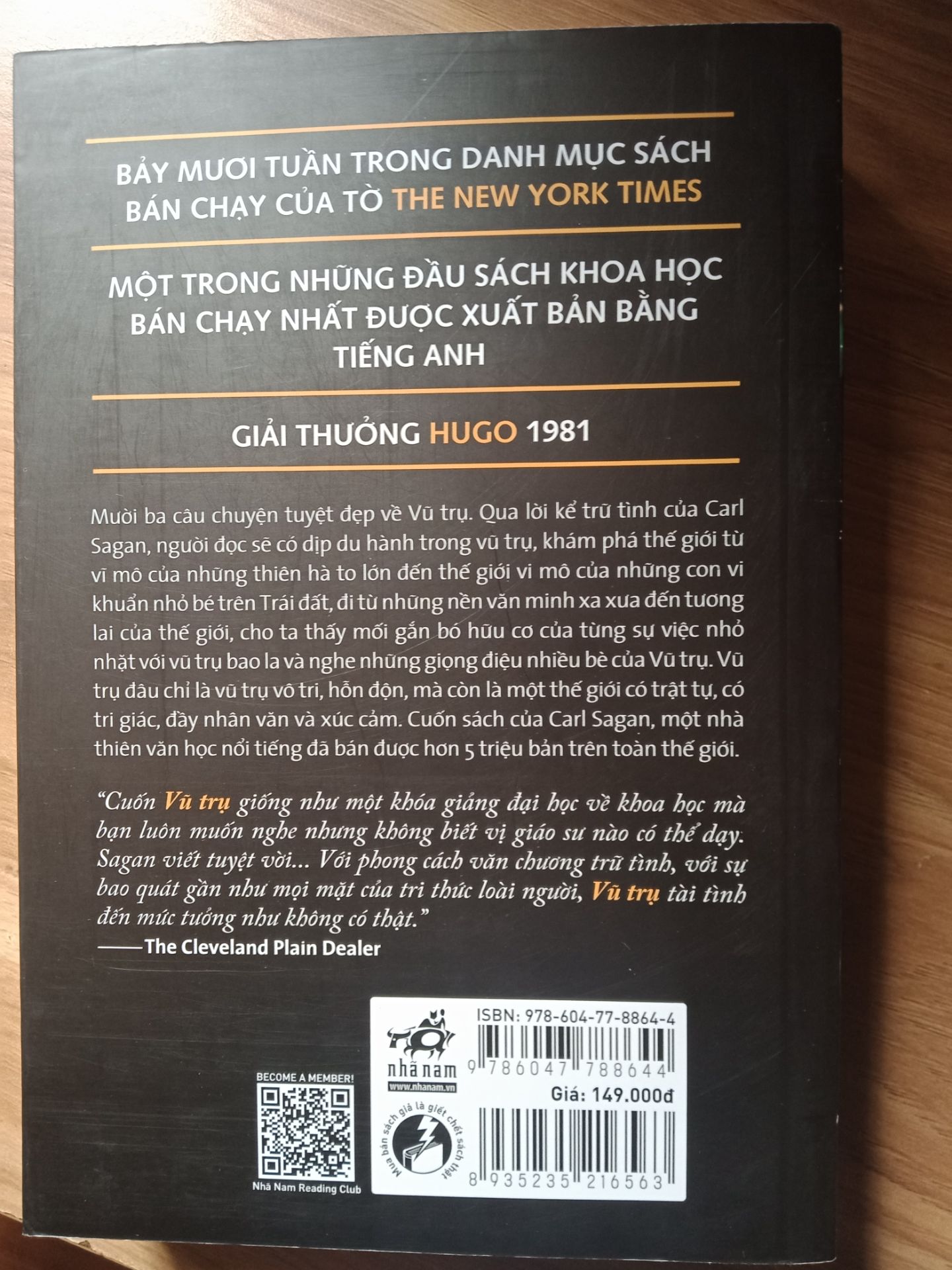 Sách của Carl Sagan hay miễn bàn, sách rất hấp dẫn và lý thú với những người thích tìm hiểu về vũ trụ, muốn biết nhiều thứ hơn về vũ trụ rộng lớn.
Còn về hình thức, sách khi giao đến có phủ một lớp bụi, sách trông rất cũ. Quá trình vận chuyển có phần không cẩn thận hoặc do lỗi từ trước đó mà sách bị bẩn và hơi nhăn gáy.   Nên dù sách hay thì vẫn có gì đó làm mình thấy không ổn.