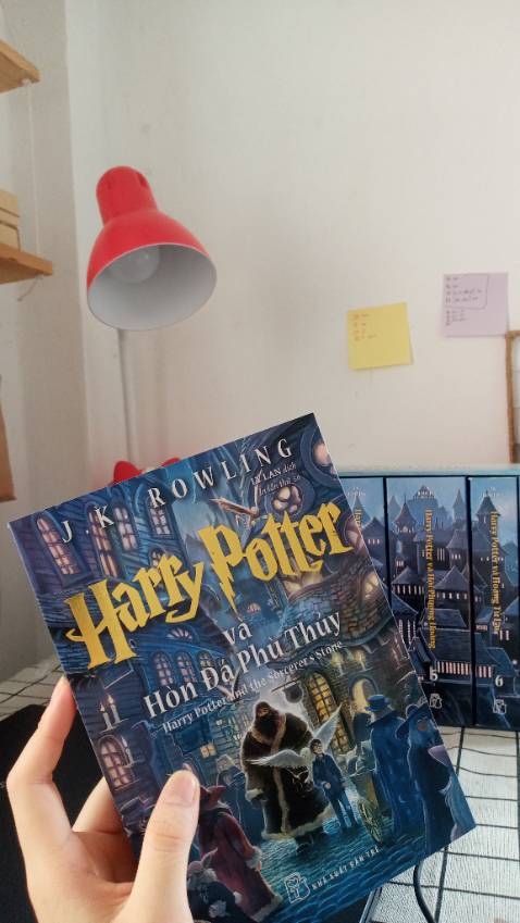 Lần đầu tiên mua bộ boxset mà m thấy thất vọng lun ấy. M dành số tiền tiết kiệm lớn để mua bộ này vì thích quá nhưng nhận hàng về lại hơi buồn. Mới về thì hộp gói bên ngoài bị rách hết, móp méo khủng khiếp. Mở ra thì box bị dập khá nhiều ở góc, gáy sách cũng bị trầy, box dính nhiều keo mà m phải lấy khăn lau mãi mới hết, box cũng lỗi khá nhiều nữa. Còn đồ họa và hình trang trí thì m không bàn đến vì quá ưng rồi. Nhưng có lẽ lối dịch không hợp với m lắm và có đôi chỗ sách ghi sai chính tả nữa nên m thấy không hài lòng cho lắm. Bù lại mỗi quyển có 1 bookmark riêng và nhìn chung thì truyện cũng hay lắm a. Chỉ mong NXB Trẻ và Tiki chú ý hơn trước khi mang sách đến tay người tiêu dùng