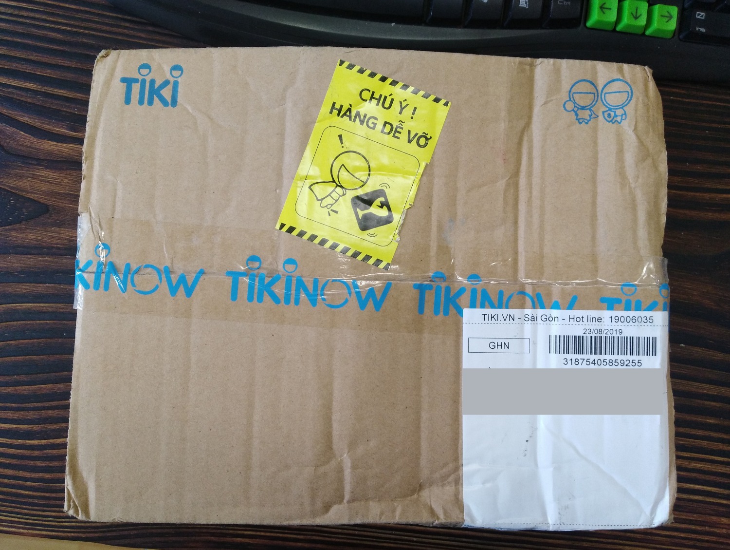 Phần Tiki:
1/ Không yêu từ cái nhìn đầu tiên, hộp móp méo như đống giấy nhàu xài lại, tem cảnh báo dễ vỡ chỉ dán cho sinh động.
2/ Giao nhanh, nhân viên lịch sự.
Phần sản phẩm:
1/ Kiểu dễ thương như quảng cáo.
2/ USB receiver nằm sâu kế chỗ để pin, phải lấy pin ra trc mới lấy dc USB ra, đầu cầm hơi nhỏ và trơn, ai bị mồ hôi tay chắc hơi khó lấy.
3/ Vỏ nhựa hoàn toàn, nhẹ, cầm không chắc tay (cảm tính bản thân).
4/ Click tiếng hơi to, có 3 cái nút chưa biết dùng làm gì.
5/ Giá không rẻ không mắc, 175k thì mua được.