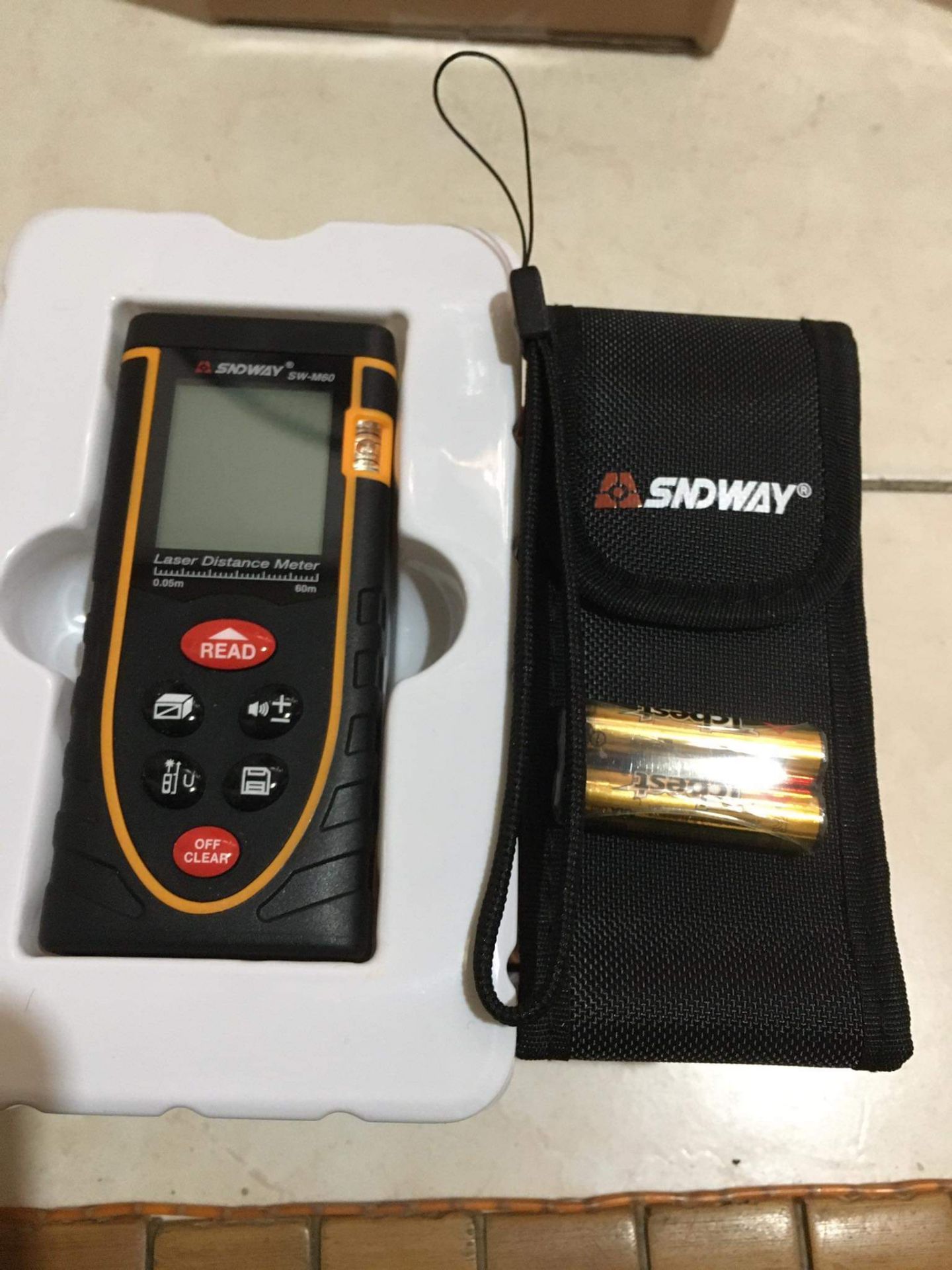 Mình đặt máy đo 100m, viền màu xanh nhưng lại nhận hàng 60m, viền màu cam!!! shop giải thích và đổi lại mình với.