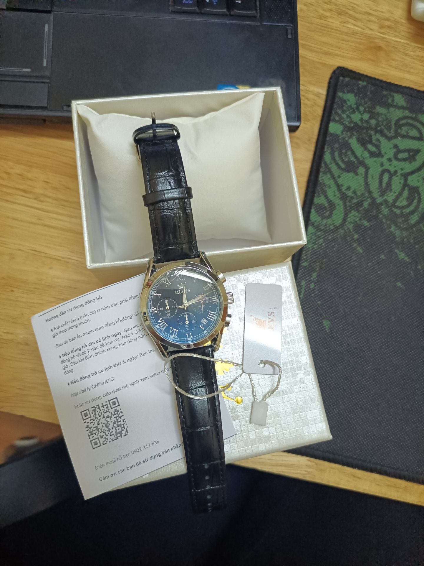 hàng đóng gói đẹp và chắc chắn. bên trong hộp chỉ có đồng hồ và giấy hdsd + tem chốt nhựa đã mất không biết là có mất pk gì không