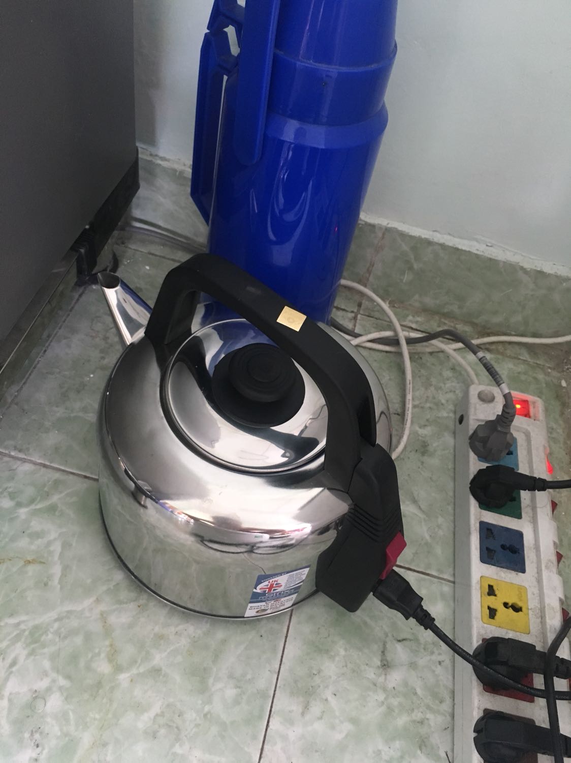 Cons: Thiết kế hơi dở phần tay cầm cố định nên đổ nước vào ấm phải lựa. Không có đèn báo đang đun. Không có còi reo báo nước sôi. Dây nguồn hơi ngắn. 
Pros: Đóng gói và ship hàng rất nhanh. Ấm đun nhanh, inox sáng sạch đẹp (không rõ có phải là inox 304 không), chứa được 5 lít nhưng vẫn khá gọn. Đặc biệt có công tắc tự nhảy khi đun sôi nên không lo ấm tự đun lại khi nước nguội - riêng cái này đủ đánh giá 6 sao.