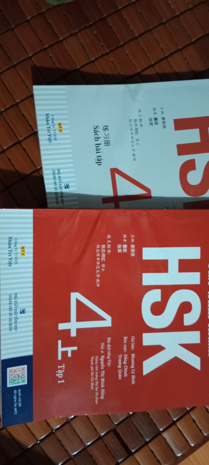 shop không chi nổi tiền mua giấy chống sốc ạ? làm ăn như qq vậy đó? =))))) mất 300k cho 2 quyển sách? rồi như này sao học? trải nghiệm lần đầu tiên đặt sách Tiki của em đây ạ =))) ối rồi ôi luôn