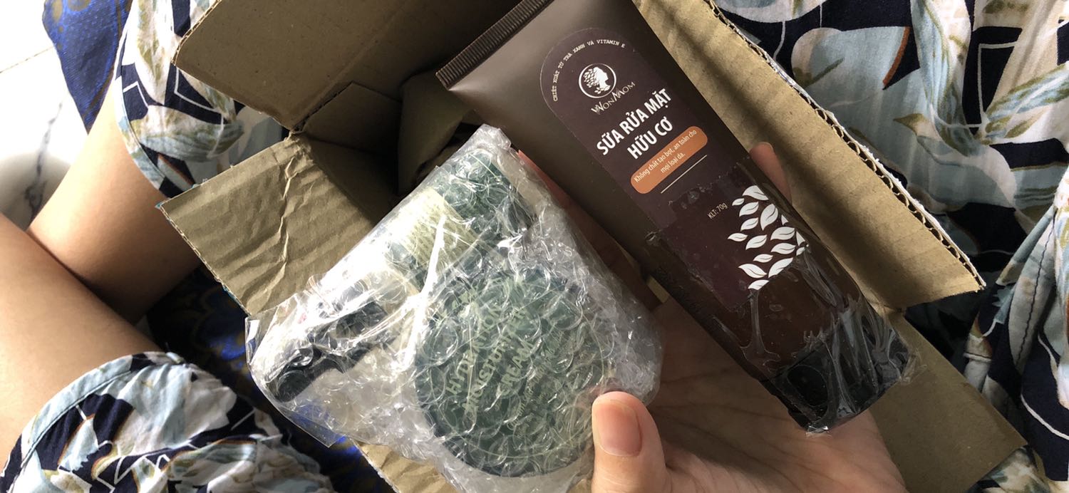 Giao hàng nhanh đặt có luôn trong ngày. Sữa rửa mặt dùng tốt còn 2 sp kia chưa thử nên chưa review được. Nhưng đóng gói kĩ Giao hàng nhanh đặt có luôn trong ngày. Sữa rửa mặt dùng tốt còn 2 sp kia chưa thử nên chưa review được. Nhưng đóng gói kĩ