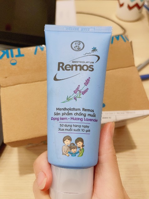 Thấy nhiều ng review khen nên mua dùng thử, mùi oải hương thơm dễ chịu, kem thấm nhanh, tuýp nhỏ gọn có thể tiện đem theo