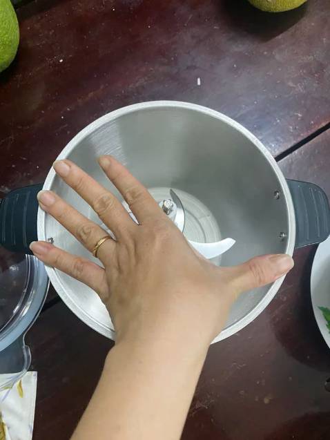 Máy xay  mạnh , nhanh , GĐ 4-5 người trở lên nên mua , mấy cái máy 300w xay đc ít và phải nghỉ lien tục vì nhanh nóng  máy ( bị cháy rồi) .Cối ko to quá đâu, Sphẩm và giá tốt nên mua nha