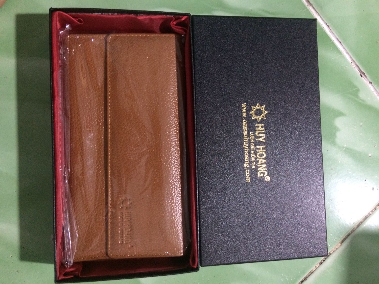 Chất lượng sản phẩm tuyệt vời,ví đẹp hơn trong hình,đóng gói hàng rất kĩ và chắc chắn rất đáng tiền