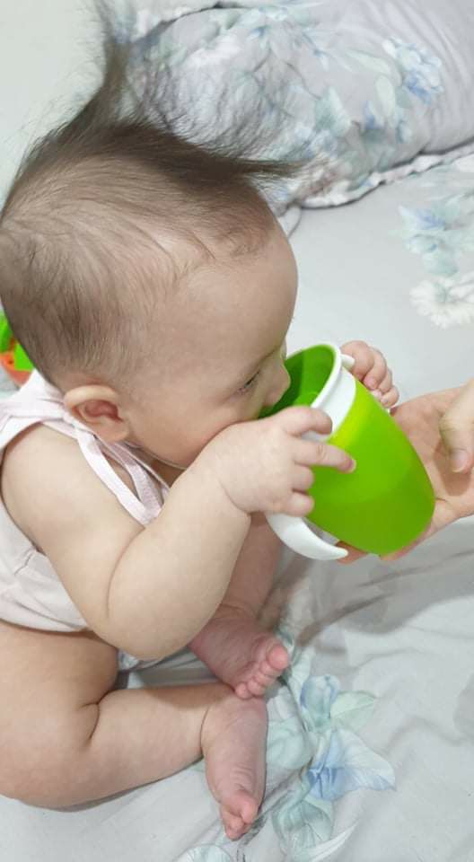 ly đẹp. con gái mình đã biết gặm gặm miệng ly. mà k biết vẫn là gặm chơi hay là gặm một hồi biết có nước nên gặm cho nó ra nước =)). nói chung hài lòng.