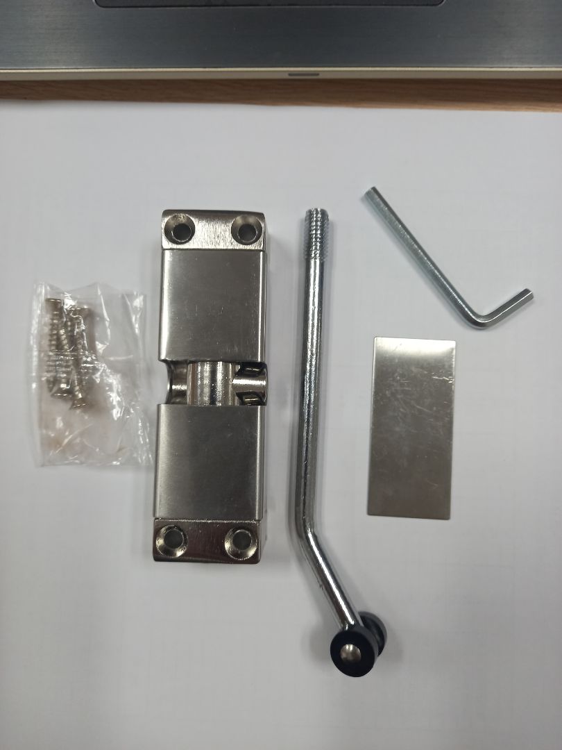 hàng k đúng như quảng cáo, không có vít xoay tay đẩy cửa. Lục giác nhỏ hơn lỗ. Bề mặt sản phẩm nhám.