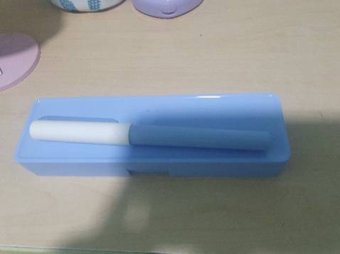 Bút và hộp màu pastel dễ thương, nhưng mà màu mực hơi nhạt, nhìn không đẹp lắm. Bút và hộp màu pastel dễ thương, nhưng mà màu mực hơi nhạt, nhìn không đẹp lắm.