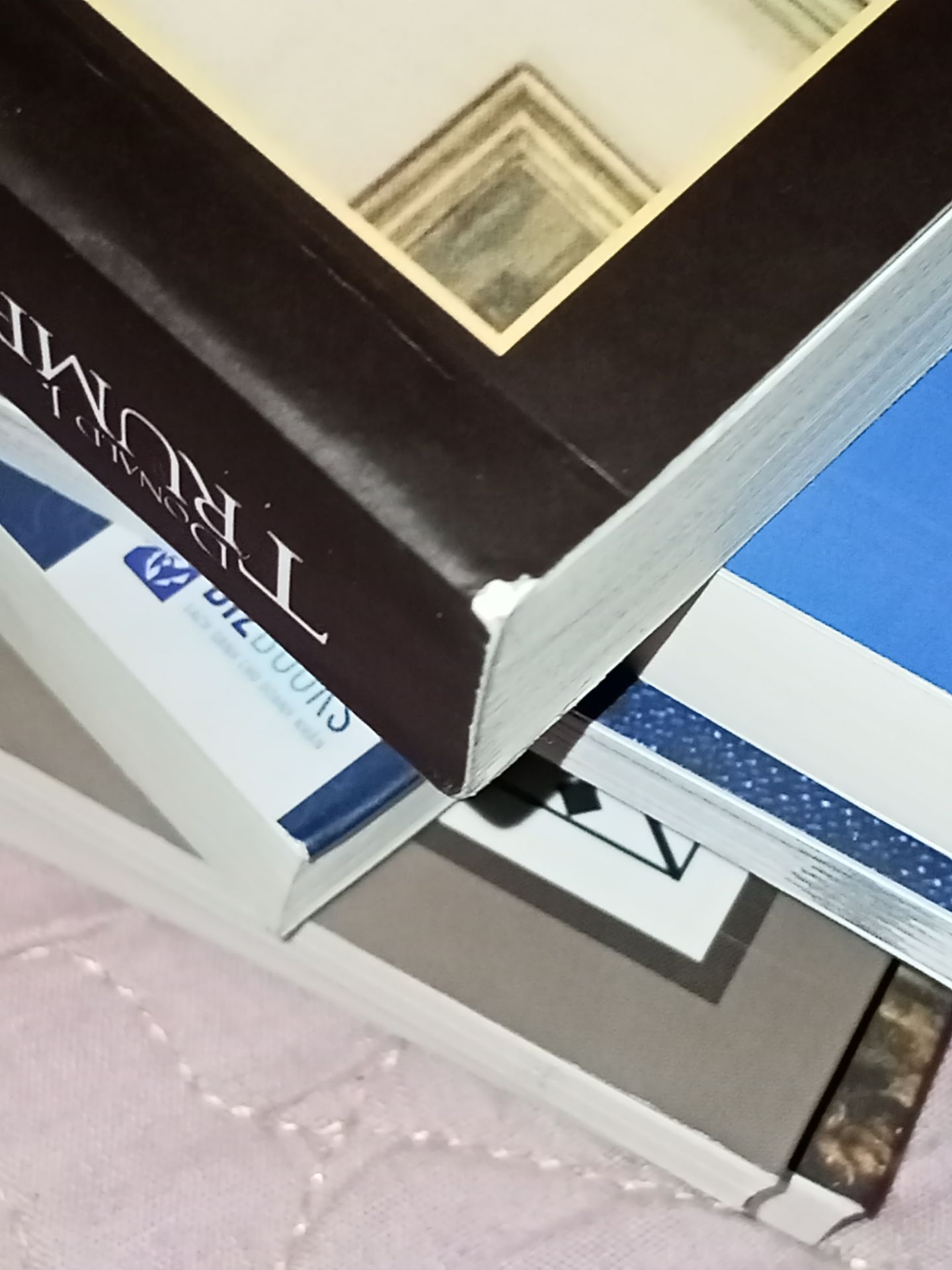 Mình mua sách trên tiki rất nhiều và khá hài lòng . Nhưng lần này thì THẤT VỌNG  thật sự 😞 
THẤT VỌNG vì cách đóng gói và vận chuyển sản phẩm :
- Đóng gói thì SƠ SÀI 
- Bìa cát tông đựng sản phẩm thì cũ , nát 
- Băng dính hộp đựng thì bị bung hết ra ngoài 
- Bên trong còn để mấy miếng bìa cát tông cũ ( cũng k hiểu tác dụng để làm gì ) 
- Mình mua 7 quyển mà bên trong cũng không được bọc , hay có lớp xốp gì cả , bìa hộp đựng thì mỏng nên khi vận chuyển sách có bị móp và bị xước  
 Mình là người rất giữ sách nên nhìn vậy thì rất chán , cảm giác như mua sách lướt vậy , chứ k được mới 100%  

Nói chung lần mua sách này mình cảm thất rất THẤT VỌNG về cách làm việc của tiki . Mong tiki hoàn thiện chỉnh chu hơn trong khâu đóng gói !