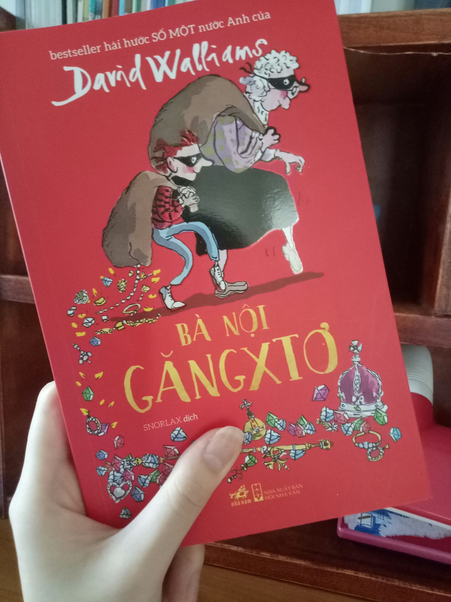 Mua của Fahasa nên không sợ sản phẩm sẽ bị hư hại hay gì luôn á. Sách rất mới, rất đỉnh luôn. Nội dung sách thật sự đúng kiểu dành cho trẻ em khoảng 13-14 tuổi đổ xuống, nó nói đúng thực trạng tâm lý trẻ con hiện nay là không thích người già, khuyến khích các bạn nên yêu thương, bên cạnh bà nhiều hơn bởi vì bà có lẽ thú vị nhiều hơn những gì bạn nghĩ và còn gửi gắm một thông điệp là ủng hộ bạn đọc trẻ hãy theo đuổi ước mơ của mình, dù ước mơ ấy đối với người khác là chẳng đáng theo đuổi: ví dụ như trong sách, cha mẹ của Ben mong cậu trở thành một vũ công nổi tiếng, nhưng cậu lại muốn trở thành một người sửa ống nước, và câu chuyện đã chứng minh một thợ sửa ống nước thật sự là tuyệt cú mèo! :3 Mình đã hi vọng câu chuyện có thể ẩn chứa nhiều điều sâu xa hơn nhưng nó chỉ dừng lại ở ngưỡng giải trí và phù hợp nhất với lứa tuổi 9 - 13. Ngôn ngữ và tình tiết hấp dẫn của câu truyện đã chứng minh sự tài năng của David. Thật sự ngưỡng mộ ông!