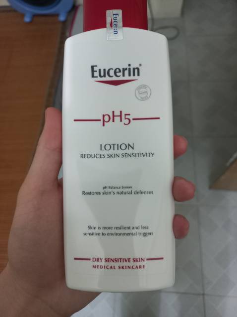 Tem mác đầy đủ, cấp ẩm tốt, thấm nhanh, mình bôi lưng mà giảm hẳn khô ráp và mấy chỗ viêm kích ứng